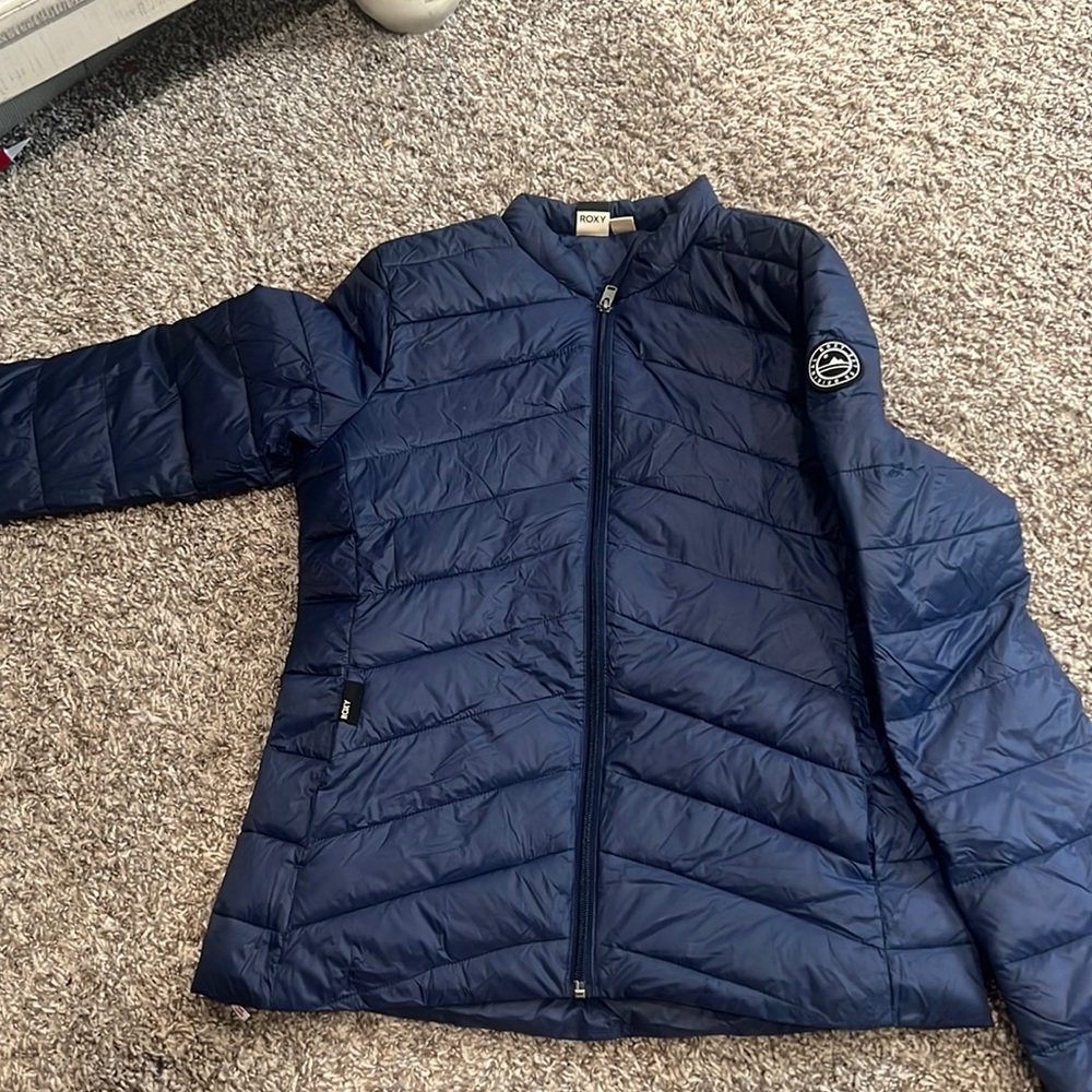 Never worn Roxy puffer jacket. Size women small.